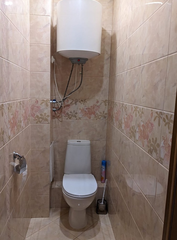 Укладка плитки в туалете на стену или на пол — цена, стоимость работ