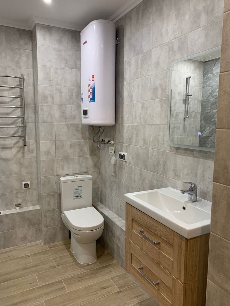 Укладка плитки в туалете на стену или на пол — цена, стоимость работ