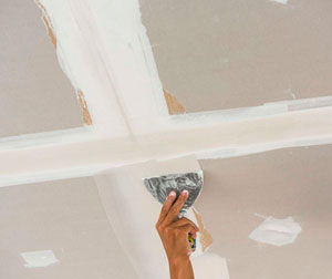 Как шпатлевать потолок своими руками