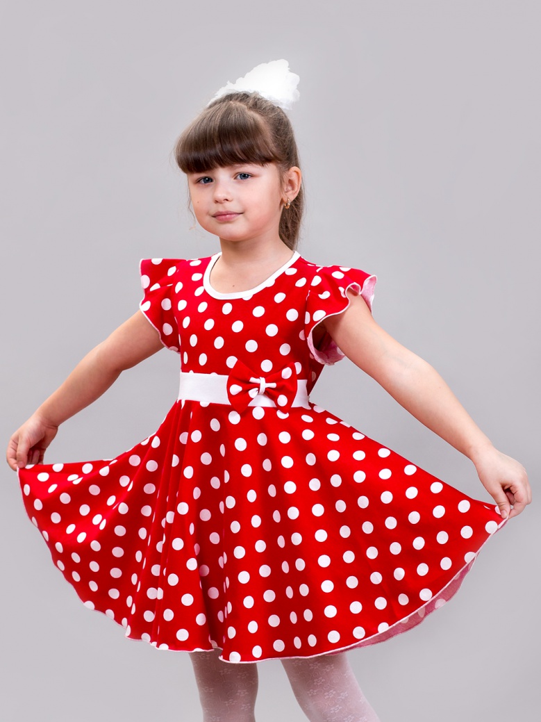 Модные фотографии: Красное платье в черный горошек для девочки