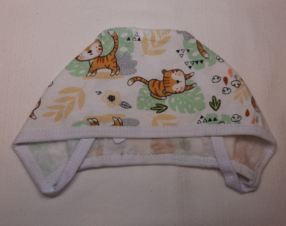 Чепчик рыжий кот на листьях